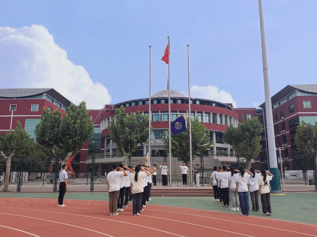 扬帆起航新起点，砥砺奋进新学期|西安藤信高级中学新学期开学第一次升旗仪式