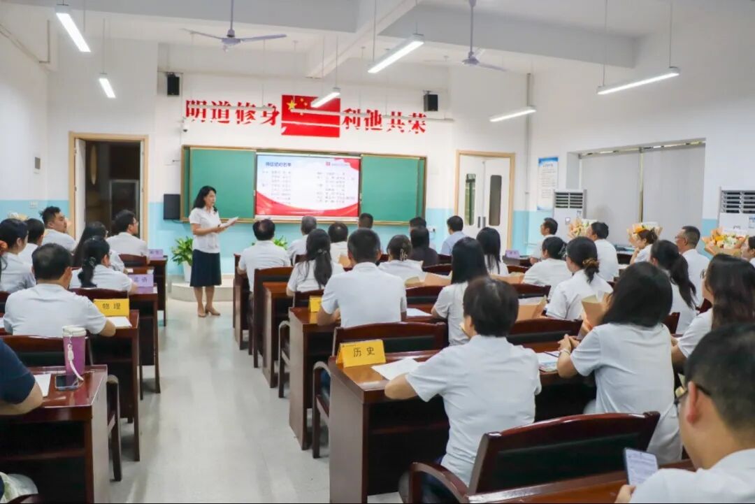 青蓝相映 逐梦前行 | 西安藤信高级中学2025—2026学年“青蓝工程”师徒结对仪式